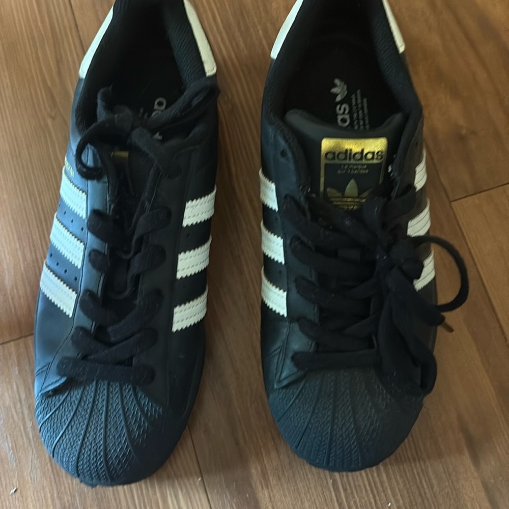 Adidas Men’s Size 5 Superstar Shoes Like New. Teens shoes Kids Shoes